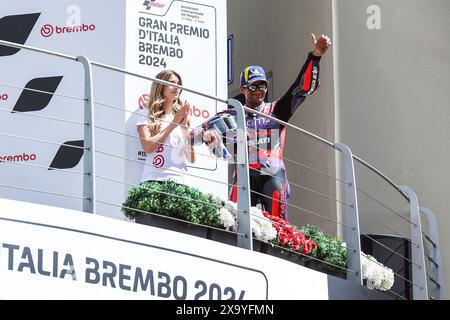 Jorge Martin aus Spanien und Prima Pramac Racing feiern den dritten Platz auf dem Podium am Ende des MotoGP GP7 Gran Premio d'Italia Brembo – Podium auf dem Mugello Circuit. (Foto: Fabrizio Carabelli / SOPA Images/SIPA USA) Stockfoto