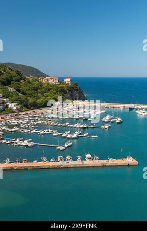 Hafen von Agropoli mit italienischem Schild auf der Anlegestelle: „Willkommen in Agropoli, Stadt des Meeres“ Stockfoto