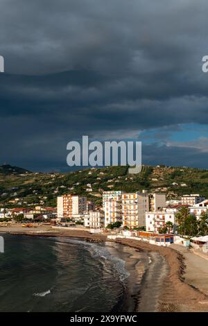 Sturmwolken über Agropoli, Italien Stockfoto