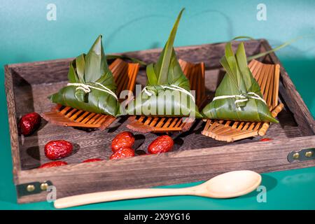 Zongzi ist ein traditionelles chinesisches Reisgericht aus klebrigem Reis, gefüllt mit verschiedenen Füllungen und in Bambusblättern gewickelt. Stockfoto