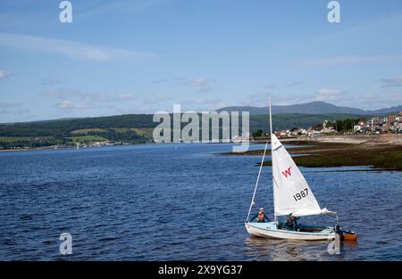 Direkt am Fluss Clyde in Helensburgh, Argyll und Bute, Schottland, mit einer Yacht im Vordergrund. Stockfoto