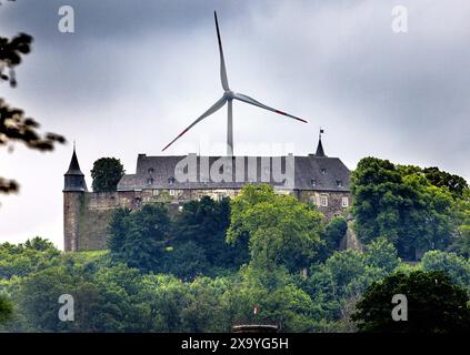 Hagen, Deutschland. Juni 2024. Ein lokaler Windpark in Hohenlimburg wird heute von ThyssenKrupp genutzt. Rund um das Schloss Hohenlimburg befinden sich mehrere Windräder. Nach Angaben von ThyssenKrupp handelt es sich hierbei um die erste direkte Versorgung mit lokal erzeugtem Windstrom für ein Industriewerk in Deutschland. Durch die Anbindung an den SL Windpark Hagen-Hohenlimburg wird das Kraftwerk künftig mit einem „erheblichen Anteil“ an Ökostrom versorgt. Quelle: Dieter Menne/dpa/Alamy Live News Stockfoto