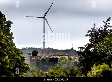 Hagen, Deutschland. Juni 2024. Ein lokaler Windpark in Hohenlimburg wird heute von ThyssenKrupp genutzt. Rund um das Schloss Hohenlimburg befinden sich mehrere Windräder. Nach Angaben von ThyssenKrupp handelt es sich hierbei um die erste direkte Versorgung mit lokal erzeugtem Windstrom für ein Industriewerk in Deutschland. Quelle: Dieter Menne/dpa/Alamy Live News Stockfoto