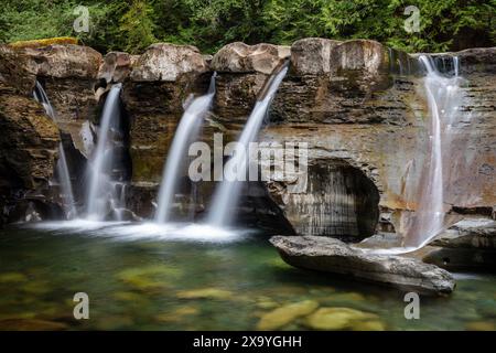 Das Wasser kaskadiert über Felsen mit kleinen Wasserfällen im Comox Valley. Stockfoto
