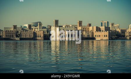 Ein Panoramablick auf die historische Skyline der Altstadt von Dubai. Stockfoto