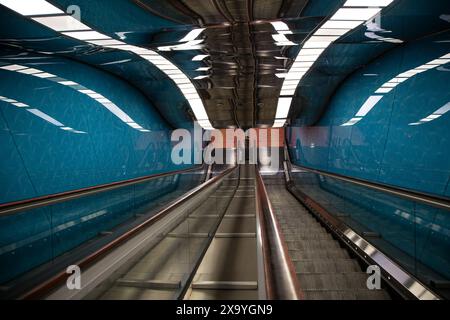 U-Bahn-Rolltreppen in Neapel, unterirdische urbane Szene, Verkehrsinfrastruktur, Stockfoto