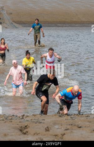 James Cracknell war einer der führenden Läufer beim Maldon Mud Race in Maldon, Essex, Großbritannien, im Schlamm des River Chelmer. Traditionelle Wohltätigkeitsveranstaltung Stockfoto