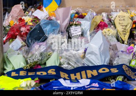 Leeds, Großbritannien. Juni 2024. Tribut an Rob Burrow im Headingley Stadium nach seinem Tod. Ein Leeds Rhinos ist knapp unter den Blumen mit Nachrichten für Rob Burrows auf der Blumenverpackung. Quelle: Neil Terry/Alamy Live News Stockfoto