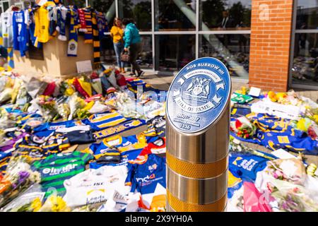 Leeds, Großbritannien. Juni 2024. Tribut an Rob Burrow im Headingley Stadium nach seinem Tod. Ein Schild, auf dem Rob Burrows Platz in der Leeds Hall of Fame steht, mit Blumen für ihn herum. Quelle: Neil Terry/Alamy Live News Stockfoto