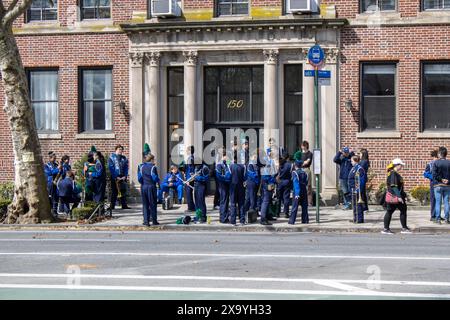 Die FHHS-Marschkapelle macht sich bereit für die Parade in Downtown New York Stockfoto