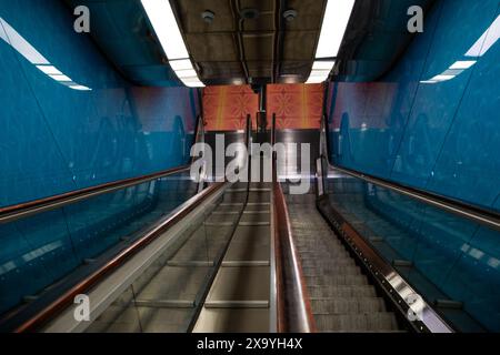 U-Bahn-Rolltreppen in Neapel, unterirdische urbane Szene, Verkehrsinfrastruktur, Stockfoto