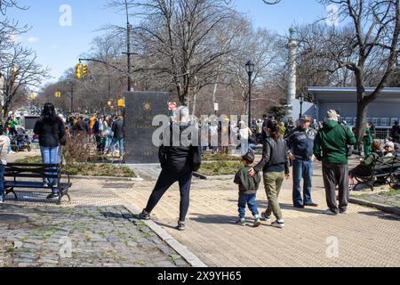 Eine große Gruppe von Einzelpersonen versammelte sich um das Prospect Park war Memorial in Brooklyn, New York Stockfoto