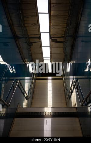 U-Bahn-Rolltreppen in Neapel, unterirdische urbane Szene, Verkehrsinfrastruktur, Stockfoto