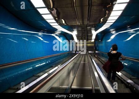 U-Bahn-Rolltreppen in Neapel, unterirdische urbane Szene, Verkehrsinfrastruktur, Stockfoto