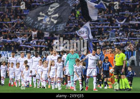 Bergamo, Italien. Juni 2024. Italien, Bergamo, 2. juni 2024: Teams und Schiedsrichter betreten das Feld und ziehen in das Mittelfeld während des Fußballspiels Atalanta BC gegen ACF Fiorentina, Recovery Day 29 Serie A Tim 2023-2024 Gewiss StadiumAtalanta BC gegen ACF Fiorentina, Lega Calcio Serie A Tim Season 2023-2024 Recovery Day 29 im Gewiss Stadium am 2. Juni 2024. (Foto: Fabrizio Andrea Bertani/Pacific Press/SIPA USA) Credit: SIPA USA/Alamy Live News Stockfoto