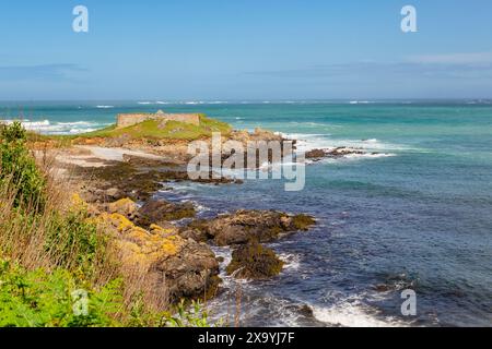 Pezeries Fort auf der Landzunge in Portelet Bay an der Westküste. Torteval, Guernsey, Kanalinseln, Großbritannien Stockfoto