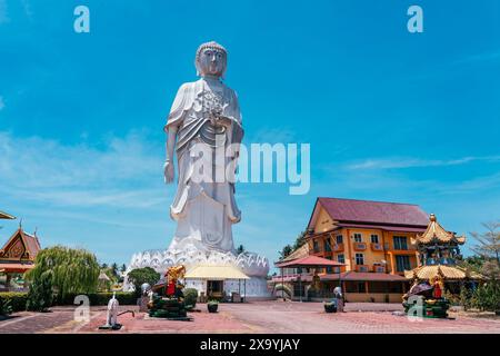 Wat Phothikyan Phutthaktham Thai White Buddha Statue in Kota Bharu, Malaysia Stockfoto