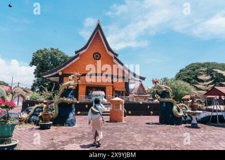 Kota Bharu, Malaysia - 17. Oktober 2024 : Eine Frau besucht das Wat Phothikyan Phutthaktham Thai White Buddha Statue Kloster in Kota Bharu, Malaysia Stockfoto