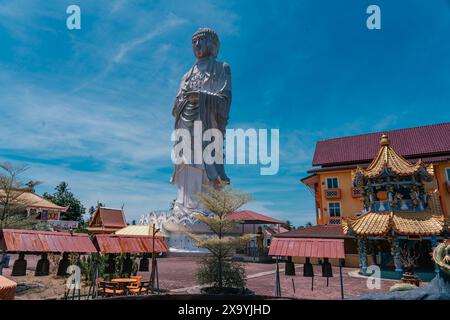 Wat Phothikyan Phutthaktham Thai White Buddha Statue in Kota Bharu, Malaysia Stockfoto