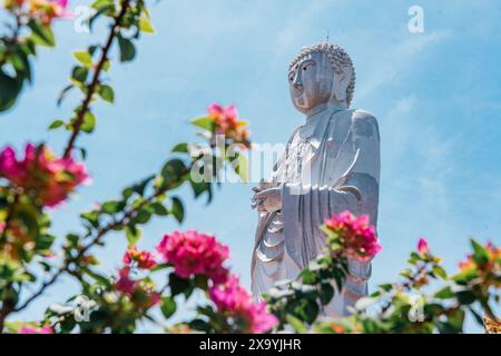 Wat Phothikyan Phutthaktham Thai White Buddha Statue in Kota Bharu, Malaysia Stockfoto