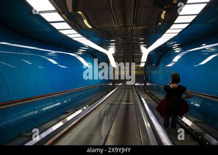 U-Bahn-Rolltreppen in Neapel, unterirdische urbane Szene, Verkehrsinfrastruktur, Stockfoto
