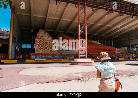 Kota Bharu, Malaysia - 17. Oktober 2024 : Ein Touristenmädchen besucht das Wat Phothivihan (schlafender Buddha) Kloster in Kelatan, Kota Bharu, Malaysia Stockfoto