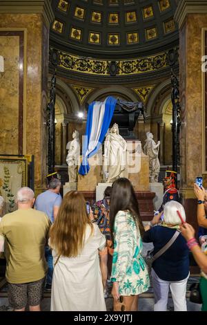 Buenos Aires, Argentinien - viele Touristen fotografieren das Mausoleum von General José de San Martín in der Kathedrale Metropolitana de Buenos Aires. José Fra Stockfoto