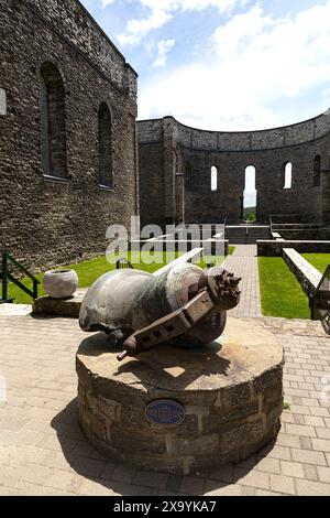 Die Ruine des heiligen Raffael mit den Überresten der Kirchenglocke. St. Raphael's Ontario Kanada Stockfoto