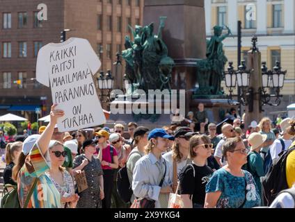 Teilnehmer am Klimaprotest von Lisää ääntä am 2. Juni 2024 auf dem Senatsplatz in Helsinki, Finnland. Stockfoto