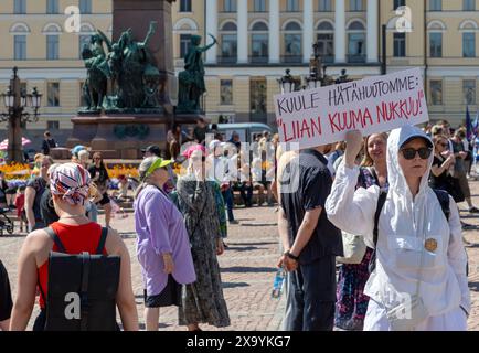 Teilnehmer am Klimaprotest von Lisää ääntä am 2. Juni 2024 auf dem Senatsplatz in Helsinki, Finnland. Stockfoto