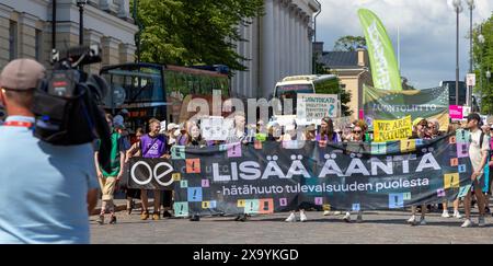 Teilnehmer, die am 2. Juni 2024 in Unioninkatu am Senatsplatz in Helsinki (Finnland) den Klimaprotest von Lisää ääntä beginnen. Stockfoto