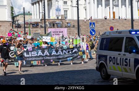 Teilnehmer am Lisää ääntä Klimaprotest in Unioninkatu am Senatsplatz in Helsinki, Finnland am 2. Juni 2024. Stockfoto