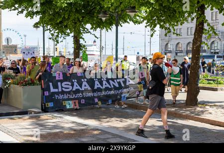 Teilnehmer am Klimaprotest von Lisää ääntä am 2. Juni 2024 in Pohjoisesplanadi, Helsinki, Finnland. Stockfoto