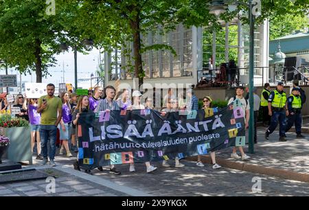 Teilnehmer am Klimaprotest von Lisää ääntä am 2. Juni 2024 in Pohjoisesplanadi, Helsinki, Finnland. Stockfoto