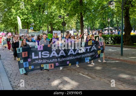 Teilnehmer am Klimaprotest von Lisää ääntä am 2. Juni 2024 in Pohjoisesplanadi, Helsinki, Finnland. Stockfoto