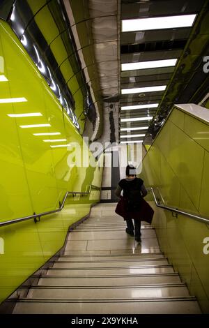 U-Bahn-Rolltreppen in Neapel, unterirdische urbane Szene, Verkehrsinfrastruktur, Stockfoto