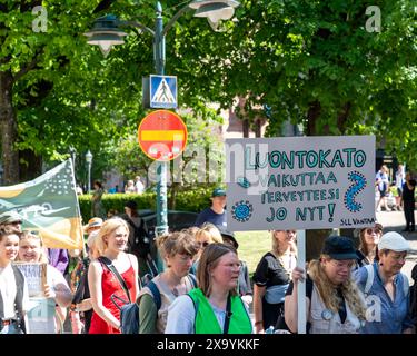 Teilnehmer am Klimaprotest von Lisää ääntä am 2. Juni 2024 in Pohjoisesplanadi, Helsinki, Finnland. Stockfoto