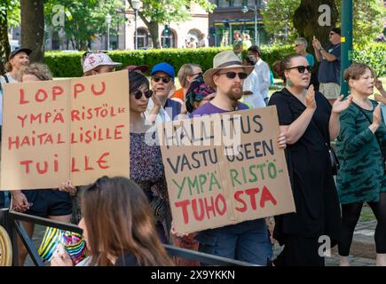 Teilnehmer am Klimaprotest von Lisää ääntä am 2. Juni 2024 in Pohjoisesplanadi, Helsinki, Finnland. Stockfoto