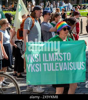 Teilnehmer am Klimaprotest von Lisää ääntä am 2. Juni 2024 in Pohjoisesplanadi, Helsinki, Finnland. Stockfoto