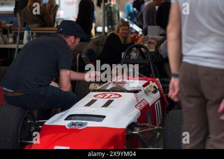 Junge Kleinkinder im Sitz eines Ford 1970. März 703 auf der 81. Mitgliederversammlung, Goodwood Motor Racing Circuit, Chichester, Großbritannien Stockfoto