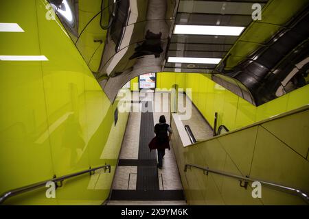 U-Bahn-Rolltreppen in Neapel, unterirdische urbane Szene, Verkehrsinfrastruktur, Stockfoto