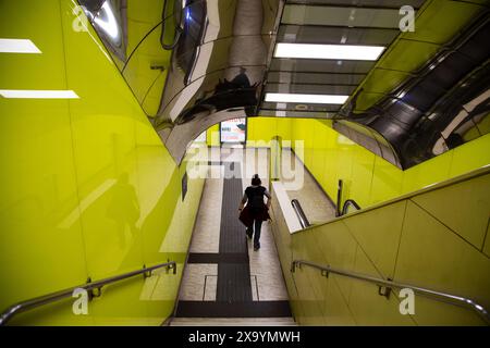 U-Bahn-Rolltreppen in Neapel, unterirdische urbane Szene, Verkehrsinfrastruktur, Stockfoto