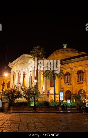 Teatro Massimo Vittorio Emanuele, Opernhaus bei Nacht, Palermo, Sizilien Stockfoto