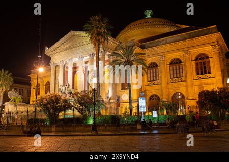 Teatro Massimo Vittorio Emanuele, Opernhaus bei Nacht, Palermo, Sizilien Stockfoto