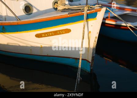 Die Boote legten an, um Pfosten mit Seilen in einem Hafen in Paroikia, Griechenland, anzudocken Stockfoto