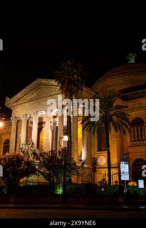 Teatro Massimo Vittorio Emanuele, Opernhaus bei Nacht, Palermo, Sizilien Stockfoto