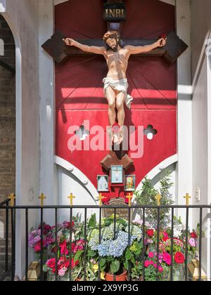 Kruzifix von Jesus Christus, vor der katholischen christlichen Karmeliterkirche unserer Lieben Frau von Mount Carmel und St. Simon Stock, Kensington, London, England Stockfoto