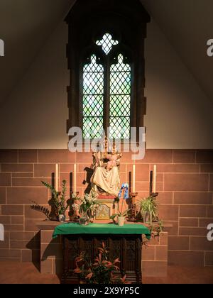 Seitenaltar in der katholischen Karmeliterkirche unserer Lieben Frau von Mount Carmel und St. Simon Stock, Kensington, London, England. Stockfoto