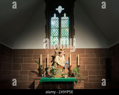 Seitenaltar in der katholischen Karmeliterkirche unserer Lieben Frau von Mount Carmel und St. Simon Stock, Kensington, London, England. Stockfoto
