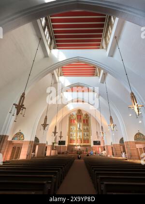 Kirchenschiff der katholischen Karmeliterkirche unserer Lieben Frau von Mount Carmel und St. Simon Stock, Kensington, London, England. Stockfoto